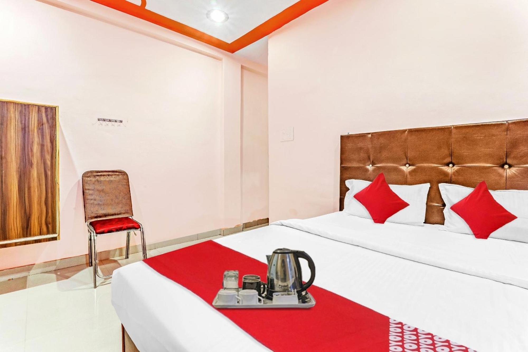Hotel Super Oyo Flagship Sadguru & Family Restaurant 3*