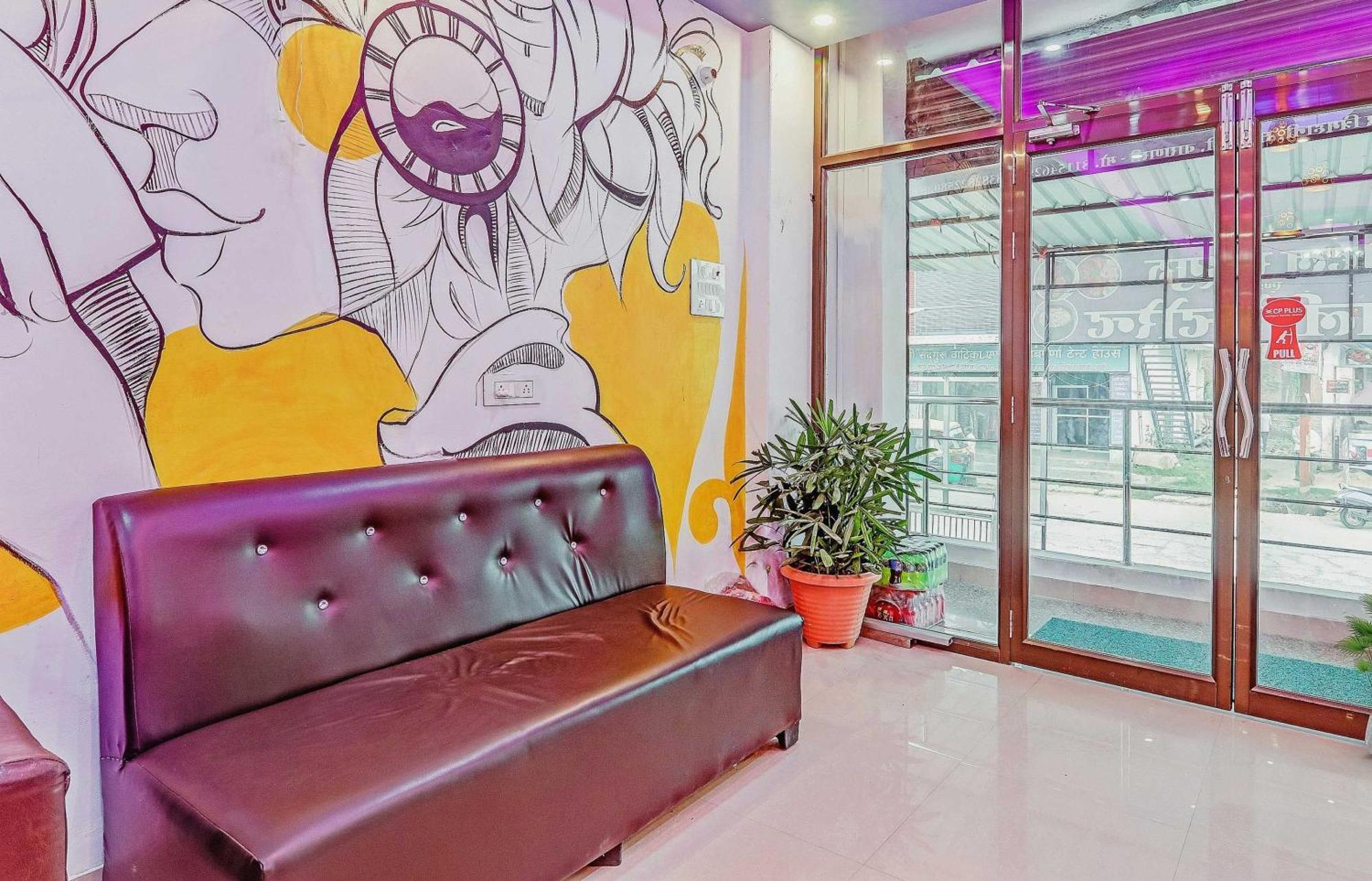 Super Oyo Flagship Sadguru & Family Restaurant Hotel